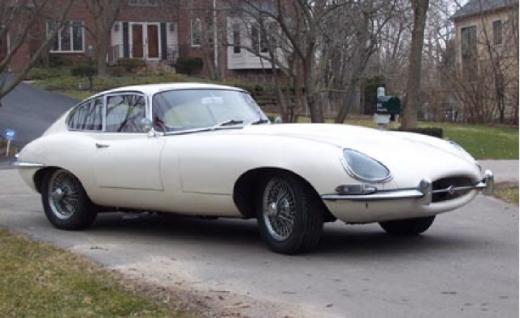 {Un coupé Jaguar Type-E très précoce, à planchers plats, le 50ème LHD}